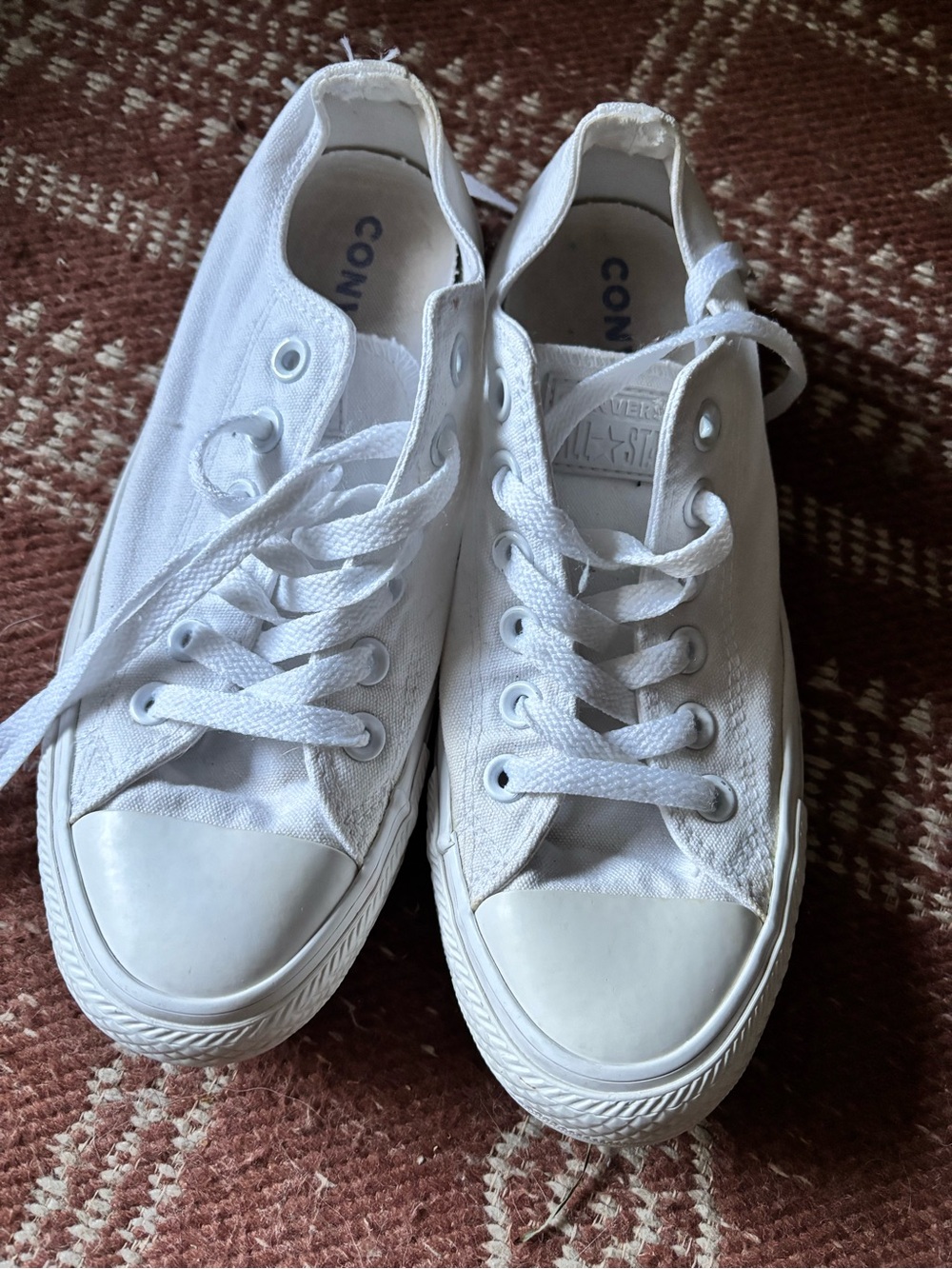 Converse women’s size 7 White Low Top Canvas Sneakers